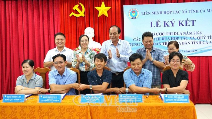 Đại diện các khối ký kết giao ước thi đua.