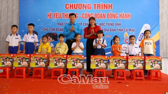 Ban tổ chức trao quà tặng là bộ bút học tiếng Anh cho con đoàn viên, người lao động, giúp các em tiếp cận phương pháp học tiếng Anh hiện đại.