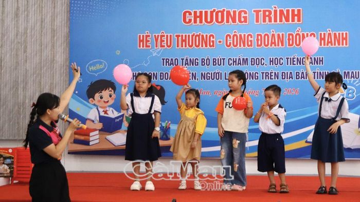Các em hào hứng tham gia trò chơi.