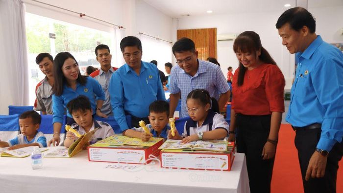 Các em thích thú trải nghiệm bộ bút học tiếng Anh - món quà ý nghĩa do Tổng Liên đoàn Lao động Việt Nam tặng.