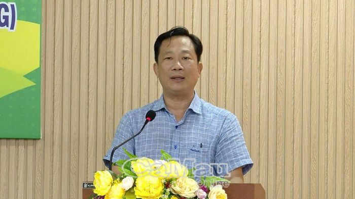 Ông Nguyễn Hữu Nghị, Phó ban Công tác nông dân, Giám đốc Ban Điều hành Quỹ Hỗ trợ nông dân tỉnh, tham luận tại hội nghị.