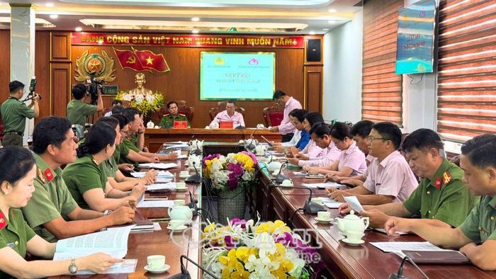 Đại biểu dự lễ ký kết chương trình phối hợp giữa Công an tỉnh Cà Mau và Chi nhánh Ngân hàng Chính sách xã hội tỉnh. 