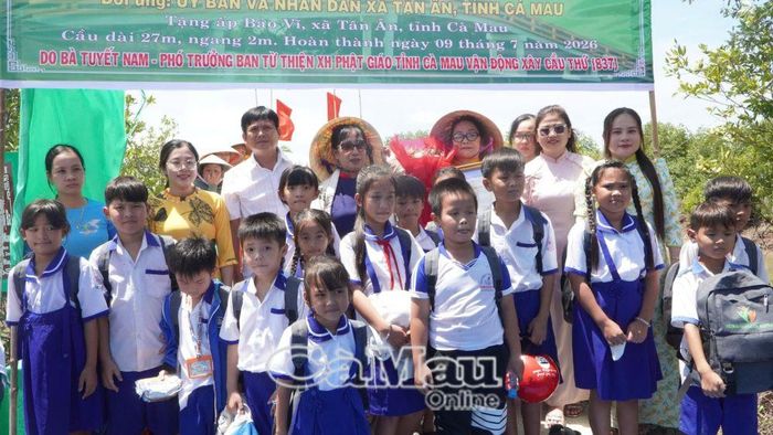Dịp này, Ban Từ thiện xã hội Phật giáo tỉnh trao tặng 50 cặp sách cùng tập, vở và quà cho học sinh có hoàn cảnh khó khăn trên địa bàn. 