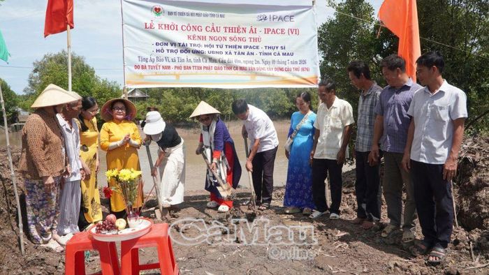 Phó Chủ tịch UBND xã Tân Ân Lê Hoài Phương cùng bà Nguyễn Thị Ánh Tuyết thực hiện nghi thức khởi công xây dựng thêm 3 cây cầu giao thông nông thôn tại địa phương.