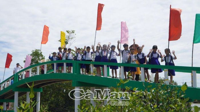 Người dân và các em học sinh phấn khởi khi có cây cầu bê tông đi lại thuận lợi.