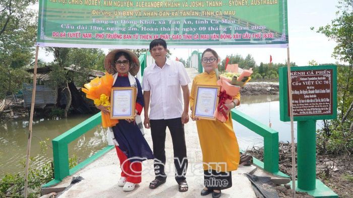 Phó Chủ tịch UBND xã Tân Ân Lê Hoài Phương trao bảng ghi nhận "Tấm lòng vàng" cho các nhà tài trợ.