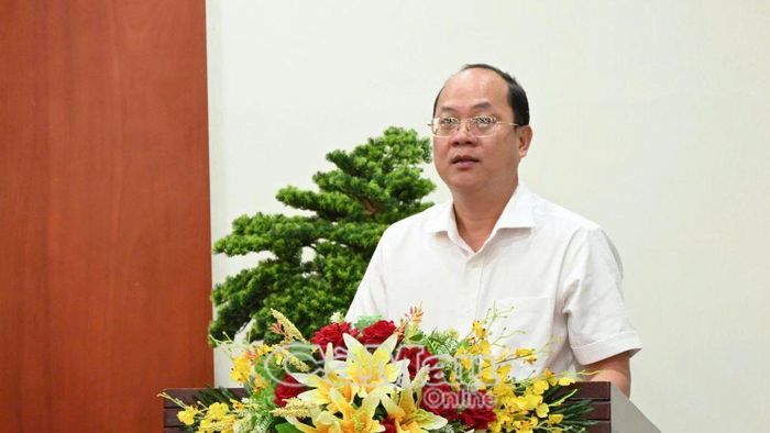 Đồng chí Nguyễn Hồ Hải, Ủy viên Ban Chấp hành Trung ương Đảng, Bí thư Tỉnh ủy, Trưởng Đoàn ĐBQH tỉnh phát biểu tại buổi ký kết.