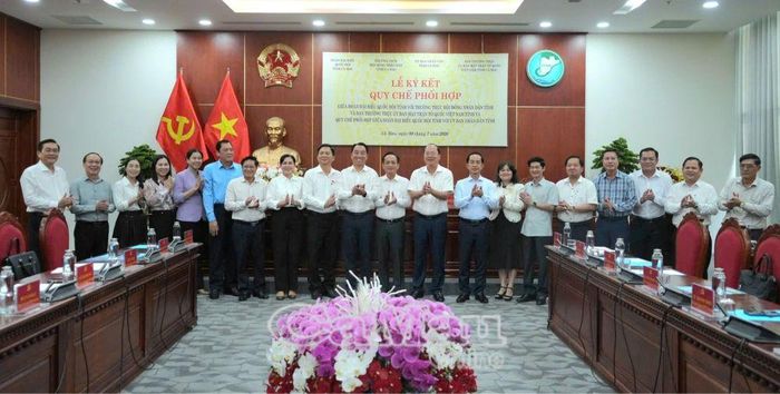 Các đồng chí lãnh đạo tỉnh và đại biểu chụp ảnh lưu niệm sau lễ ký kết Quy chế phối hợp.