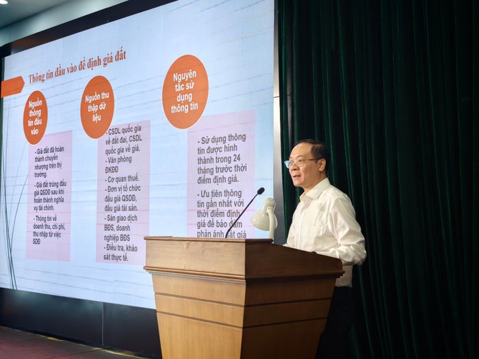 Ông Võ Anh Tuấn, Phó Cục trưởng Cục Quản lý đất đai, Bộ Nông nghiệp và Môi trường, trình bày tham luận tại Tọa đàm.