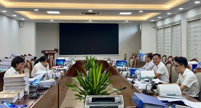 Tác giả (người quay mặt ra) cùng tổ kiểm toán đang thực hiện kiểm tra hồ sơ tài liệu trong một cuộc kiểm toán. Ảnh: Tác giả cung cấp