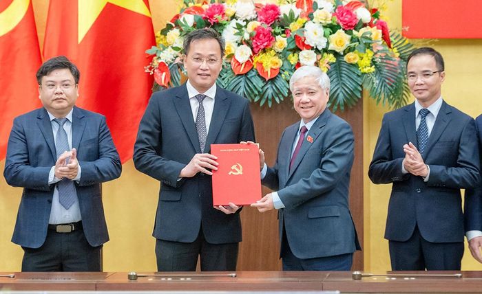 Phó Bí thư Thường trực Đảng ủy Quốc hội, Phó Chủ tịch Thường trực Quốc hội Đỗ Văn Chiến trao Quyết định của Bộ Chính trị cho Chủ nhiệm Ủy ban Kiểm tra Đảng ủy Quốc hội nhiệm kỳ 2025-2030 Nguyễn Hữu Nghĩa. Ảnh: Phạm Thắng