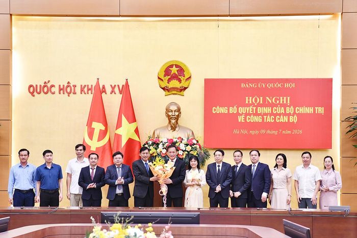 Các Ban tham mưu giúp việc của Đảng ủy Quốc hội tặng hoa chúc mừng Ủy ban Kiểm tra Đảng ủy Quốc hội. Ảnh: M. Thúy