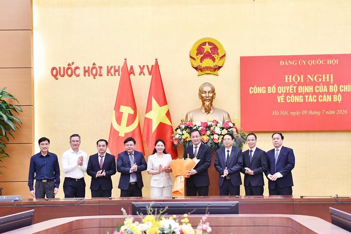Đại diện Đảng ủy KTNN tặng hoa chúc mừng Ủy ban Kiểm tra Đảng ủy Quốc hội. Ảnh: M. Thúy
