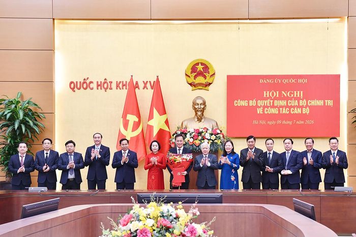 Phó Bí thư Thường trực Đảng ủy Quốc hội, Phó Chủ tịch Thường trực Quốc hội Đỗ Văn Chiến, các đồng chí trong Ban Thường vụ Đảng ủy Quốc hội tặng hoa chúc mừng Ủy ban Kiểm tra Đảng ủy Quốc hội nhiệm kỳ 2025-2030. Ảnh: M. Thúy