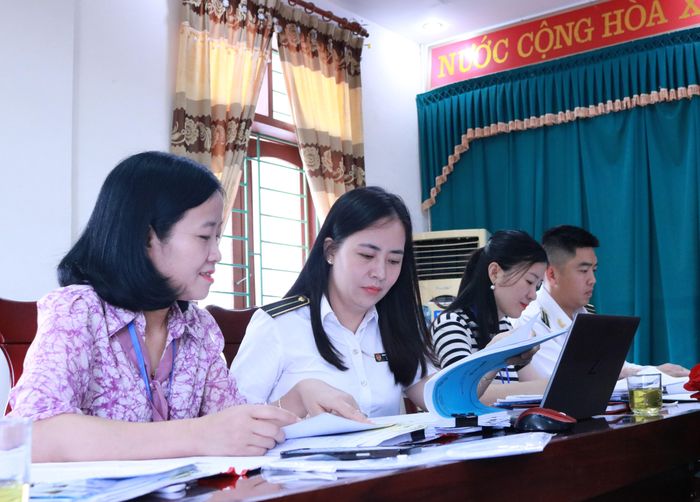 Kiểm toán viên KTNN khu vực II giải thích căn cứ pháp lý, hướng dẫn đơn vị về chứng từ, biểu mẫu và đối chiếu số liệu. Ảnh: THÙY ANH