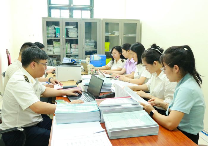 Kiểm toán viên KTNN khu vực I trực tiếp cùng cán bộ xã Yên Xuân (Hà Nội) rà soát, đối chiếu số liệu, hướng dẫn lập và trình bày biểu mẫu theo quy định mới. Ảnh: N.LY