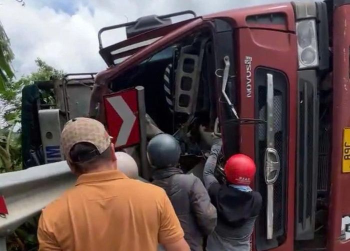  Ô tô tải lật trên quốc lộ 9, 3 người tử vong.