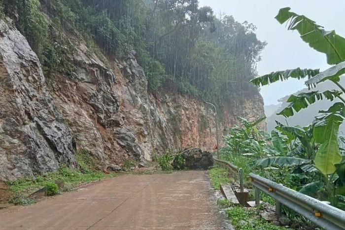 Đá sạt lở trên tuyến đường liên xã Yên Châu - Phiêng Khoài. Ảnh: UBND xã Yên Châu.