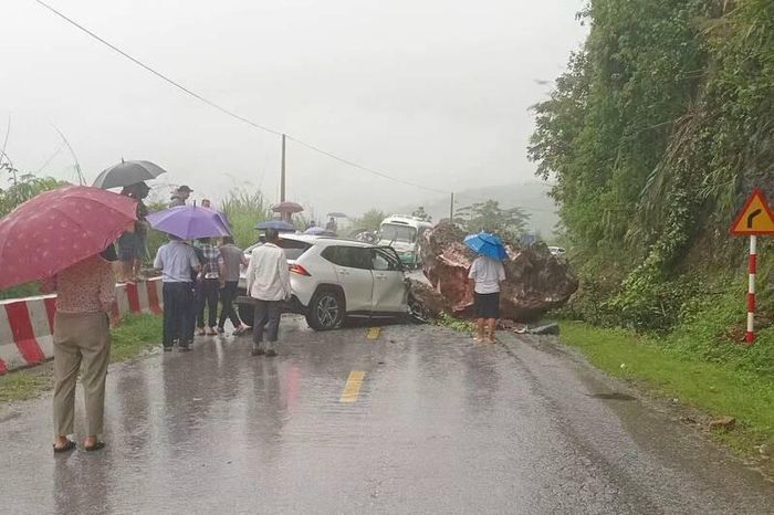 Người dân đứng vây quanh nơi xảy ra vụ sạt lở. Ảnh: UBND xã Mường Bú.