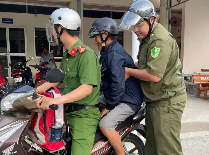 Thượng úy Lê Phương Bảo đưa ông Sáu đến nghĩa trang. Ảnh: Bộ Công an.