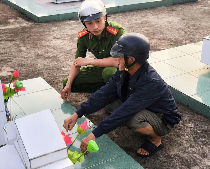 Ông Sáu thăm mộ đồng đội tại nghĩa trang Châu Phú. Ảnh: Bộ Công an.