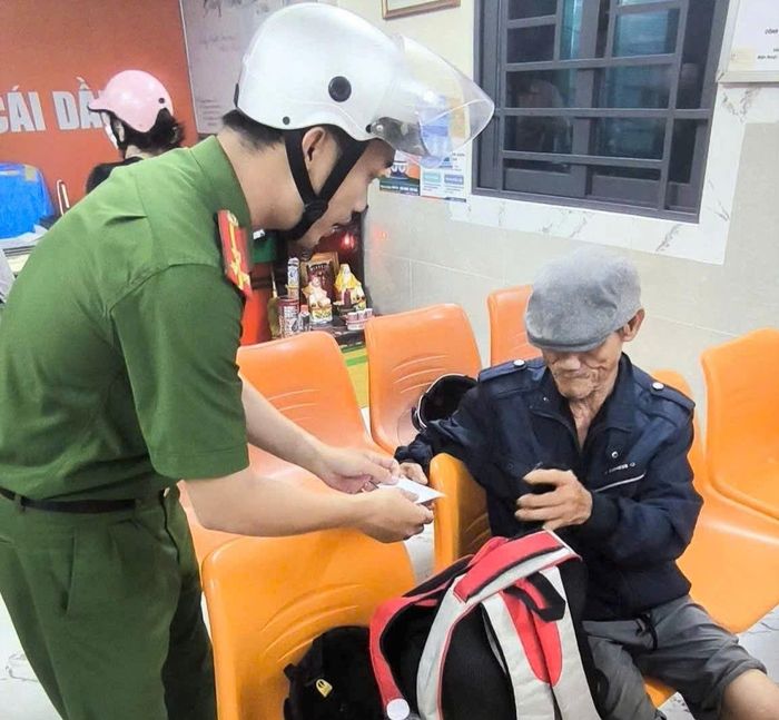 Sau khi ông Sáu viếng đồng đội xong, Thượng úy Lê Phương Bảo đưa ông ra trạm xe về quê. Ảnh: Bộ Công an.
