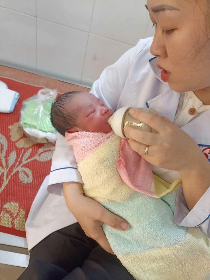 Bé trai khoảng 1 ngày tuổi. Ảnh: UBND xã Sơn Thành.