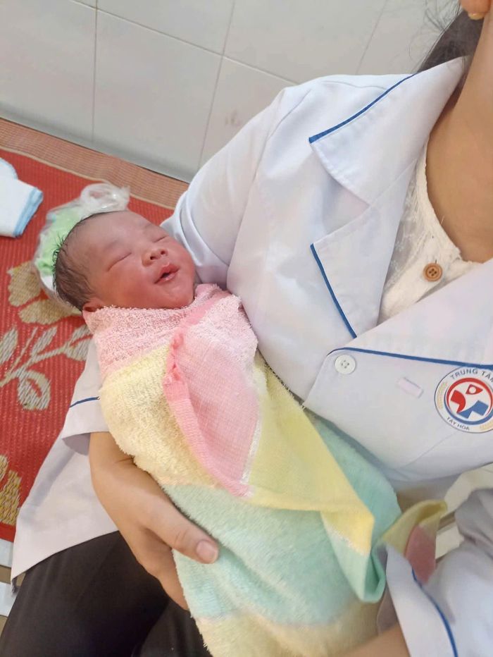 Bé sơ sinh được đưa kiểm tra sức khỏe. Ảnh: UBND xã Sơn Thành.