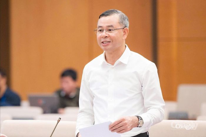 Bộ trưởng Bộ Tài chính Ngô Văn Tuấn trình bày Tờ trình.