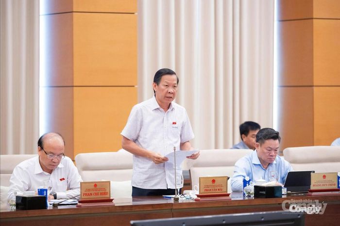 Chủ nhiệm Ủy ban Kinh tế và Tài chính Phan Văn Mãi trình bày báo cáo thẩm tra.