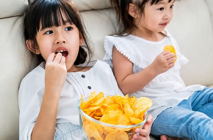 Đồ ăn vặt nhiều đường và phẩm màu có thể làm tăng nguy cơ béo phì, sâu răng