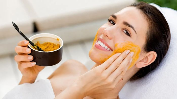  Sữa chua không đường và bột nghệ giúp da mềm mại hơn, hỗ trợ cải thiện vùng da sạm hoặc mụn ở lưng và cơ thể 