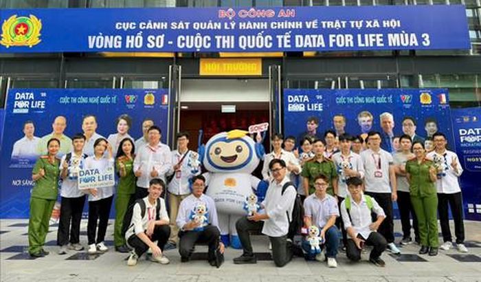 Cán bộ Cục Cảnh sát QLHC về TTXH Bộ Công an cùng các đại biểu dự Lễ phát động Mùa 3