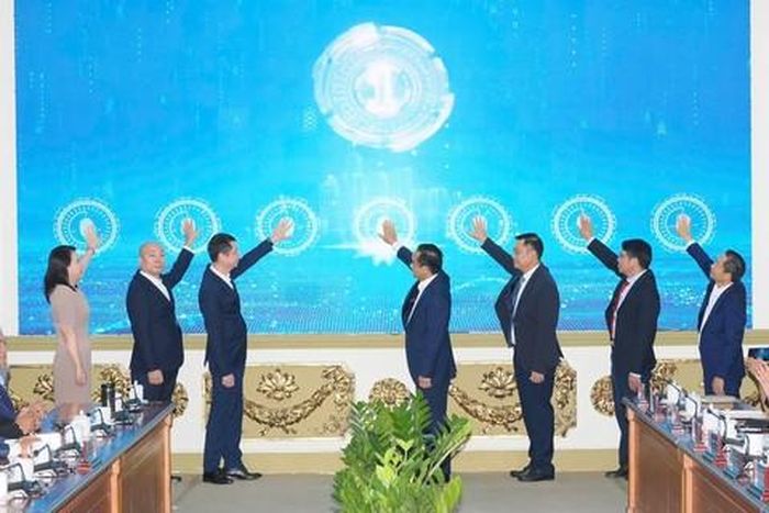 Các đại biểu thực hiện nghi thức công bố