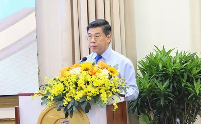 Phó Chủ tịch HĐND TPHCM Nguyễn Văn Dũng báo cáo