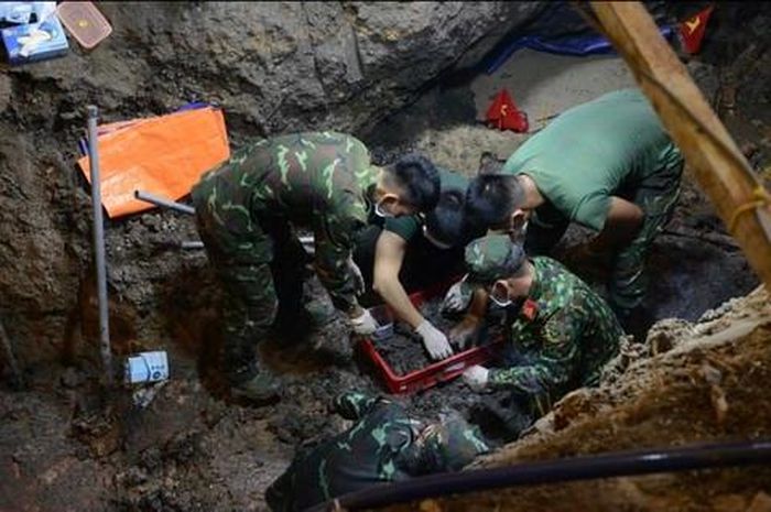 Lực lượng chức năng tìm kiếm hài cốt tại khu vực A, phía sau Nhà truyền thống Công viên Lê Thị Riêng
