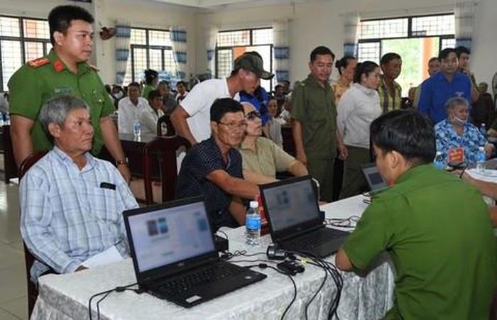 Thân nhân liệt sĩ thực hiện bước kê khái điệnt ử trước khi được lấy mẫu để giám định AND