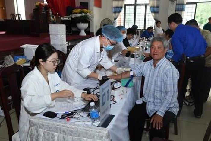 Thân nhân liệt sĩ được lấy mẫu để giám định AND
