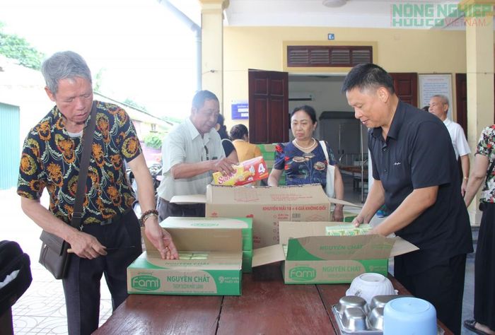Những món quà ý nghĩa sẻ chia với hàng trăm bệnh nhân.