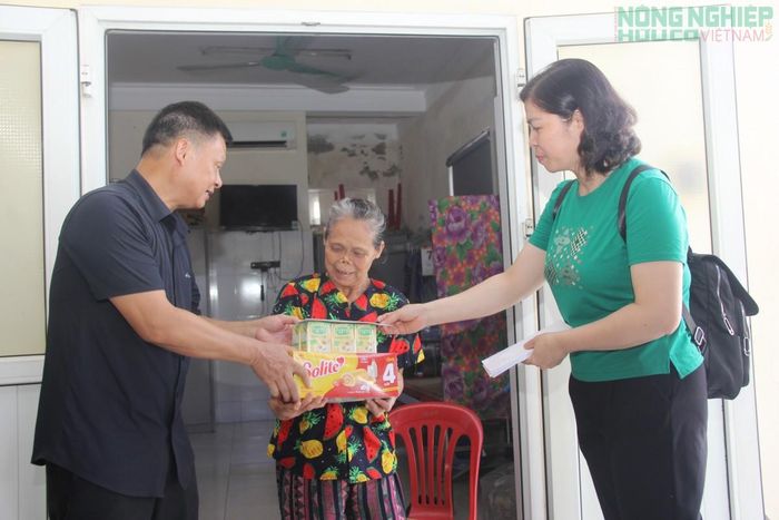 Bà Lò Thị Phong (người dân tộc Thái ở miền núi Nghệ An) xúc động khi những món quà ý nghĩa.