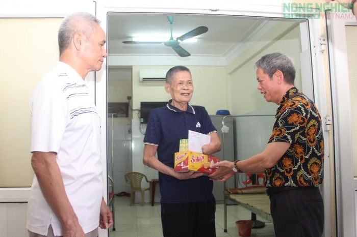 Ông Nguyễn Huy Binh, Trưởng đoàn Gia tộc Nguyễn Huy Kềnh 1 trao quà cho các bệnh nhân.