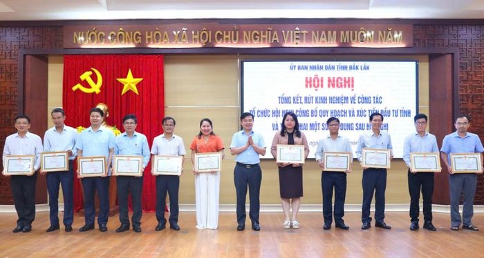  Ông Đỗ Hữu Huy - Chủ tịch UBND tỉnh trao Bằng khen UBND tỉnh cho các tập thể, cá nhân có thành tích xuất sắc trong công tác tổ chức, phục vụ Hội nghị Công bố Quy hoạch và Xúc tiến đầu tư tỉnh Đắk Lắk. 