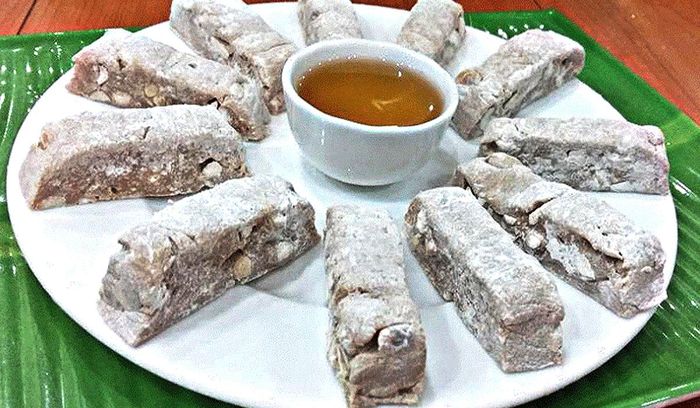 Chè lam thực chất là một loại bánh ngọt truyền thống, chứ không phải món chè nước. (Ảnh: Bách hóa xanh)