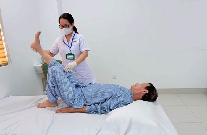 Bệnh nhân tập luyện sau phẫu thuật.