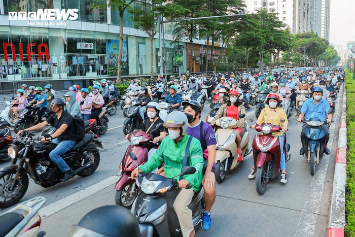 Dù có mặt đường tương đối rộng, Lê Văn Lương vẫn thường xuyên rơi vào cảnh ùn ứ do lượng phương tiện vượt quá khả năng đáp ứng của hạ tầng vào giờ cao điểm.