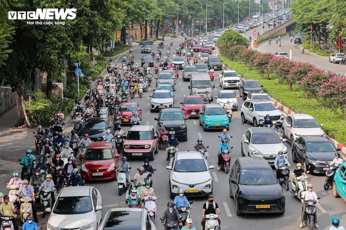 Trước đó, vào năm 2018, tuyến đường này từng được điều chỉnh dải phân cách giữa nhằm mở rộng không gian lưu thông. Hiện phần dải phân cách còn lại rộng hơn 4m, được bố trí nhiều cây xanh.