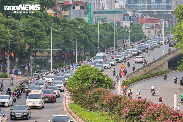 Vào giờ cao điểm buổi sáng, lượng phương tiện đổ về khu vực trung tâm tăng mạnh khiến đường Nguyễn Chí Thanh thường xuyên ùn tắc kéo dài, trong khi chiều ngược lại có mật độ giao thông thấp hơn.