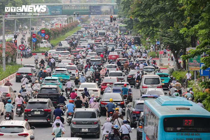 Đường Nguyễn Chí Thanh dài khoảng 1,8km, gồm 10 làn dành cho xe cơ giới và phương tiện thô sơ, kết nối nhiều nút giao quan trọng của Thủ đô.