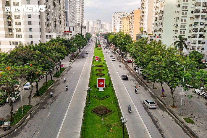 Trục Lê Văn Lương - Tố Hữu là một trong những tuyến hướng tâm quan trọng của Hà Nội, nơi tập trung nhiều khu đô thị, chung cư cao tầng nên lượng phương tiện lưu thông hằng ngày rất lớn.