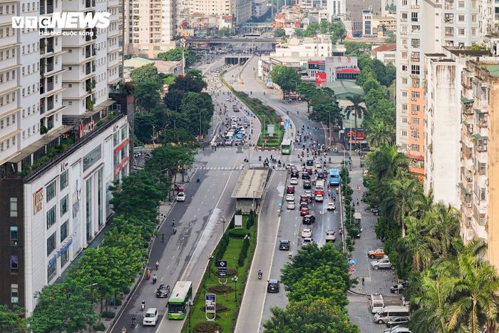 Tuyến Lê Văn Lương dài khoảng 2 km, mặt cắt ngang gần 40m. Mỗi chiều hiện có 3 làn lưu thông, gồm 2 làn hỗn hợp dành cho ô tô, xe máy và một làn ưu tiên phục vụ tuyến buýt nhanh BRT.